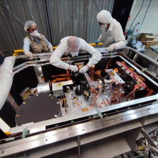Momento de la integración del detector científico en el instrumento FRIDA en los laboratorios de la UNAM